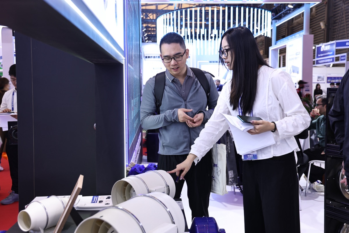 LONGWELL booth at China Refrigeration Expo 2025 with EC fan wall demo